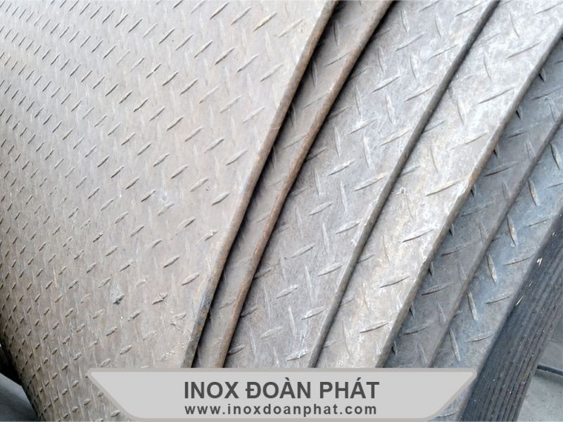 Tấm inox chống trượt: Đặc điểm, cấu tạo và ứng dụng trong công nghiệp, xây dựng